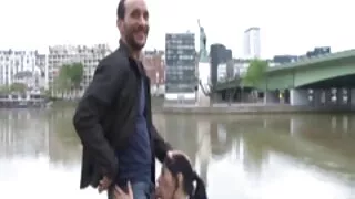 O cu apertado do tra ...